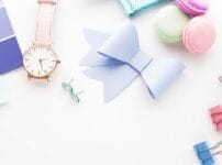 パステルカラーの文具やオフィス用品が並ぶデスクのイメージ。法人向け事務用品・備品の通販サイト比較記事のアイキャッチ画像。