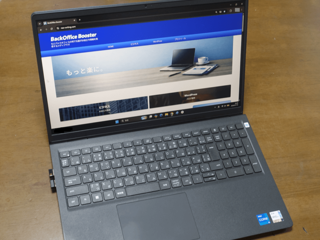 DELL Inspiron 15 ノートパソコンでWebライティング作業をしている様子