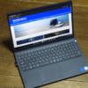 DELL Inspiron 15 ノートパソコンでWebライティング作業をしている様子