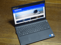 DELL Inspiron 15 ノートパソコンでWebライティング作業をしている様子