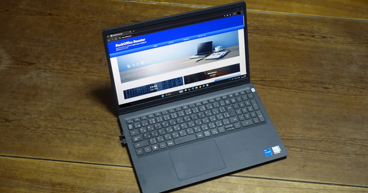 Webライティング作業をしているDELL Inspiron 15 ノートパソコンの様子