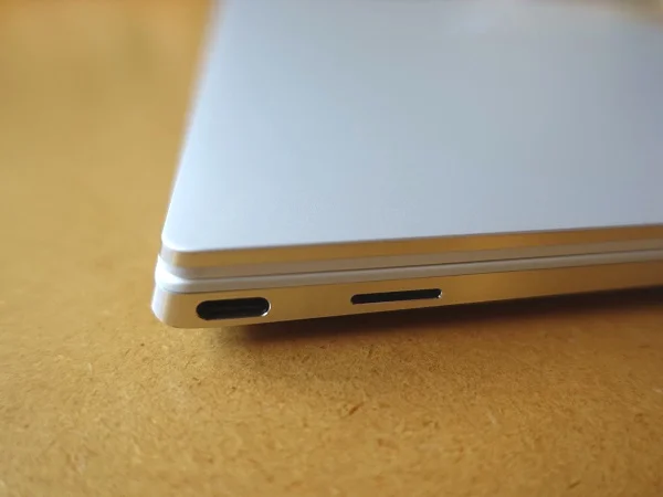 デルXPS13 9300の左側奥