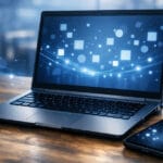 Microsoft 365をお得に購入する方法を象徴するデスク上のノートPC、電卓、スマホのイメージ。青い光が広がるデジタルな雰囲気。