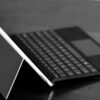 Microsoft 365をインストールしているノートPC（Surface）のイメージ。Microsoftアカウントにサインインしてセットアップを進めている様子。