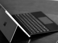 Microsoft 365をインストールしているノートPC（Surface）のイメージ。Microsoftアカウントにサインインしてセットアップを進めている様子。