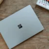 Microsoft 365の料金プラン比較をイメージしたノートパソコンとデスク環境