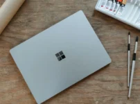 Microsoft 365の料金プラン比較をイメージしたノートパソコンとデスク環境