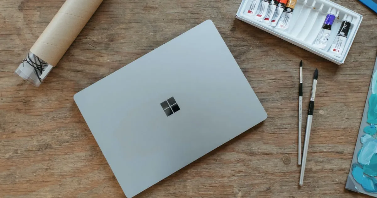 Microsoft 365の料金プラン比較をイメージしたノートパソコンとデスク環境