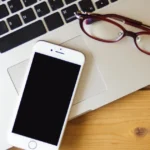 やよいの青色申告オンラインで確定申告書を作成する手順をイメージしたノートパソコンとスマートフォンの写真